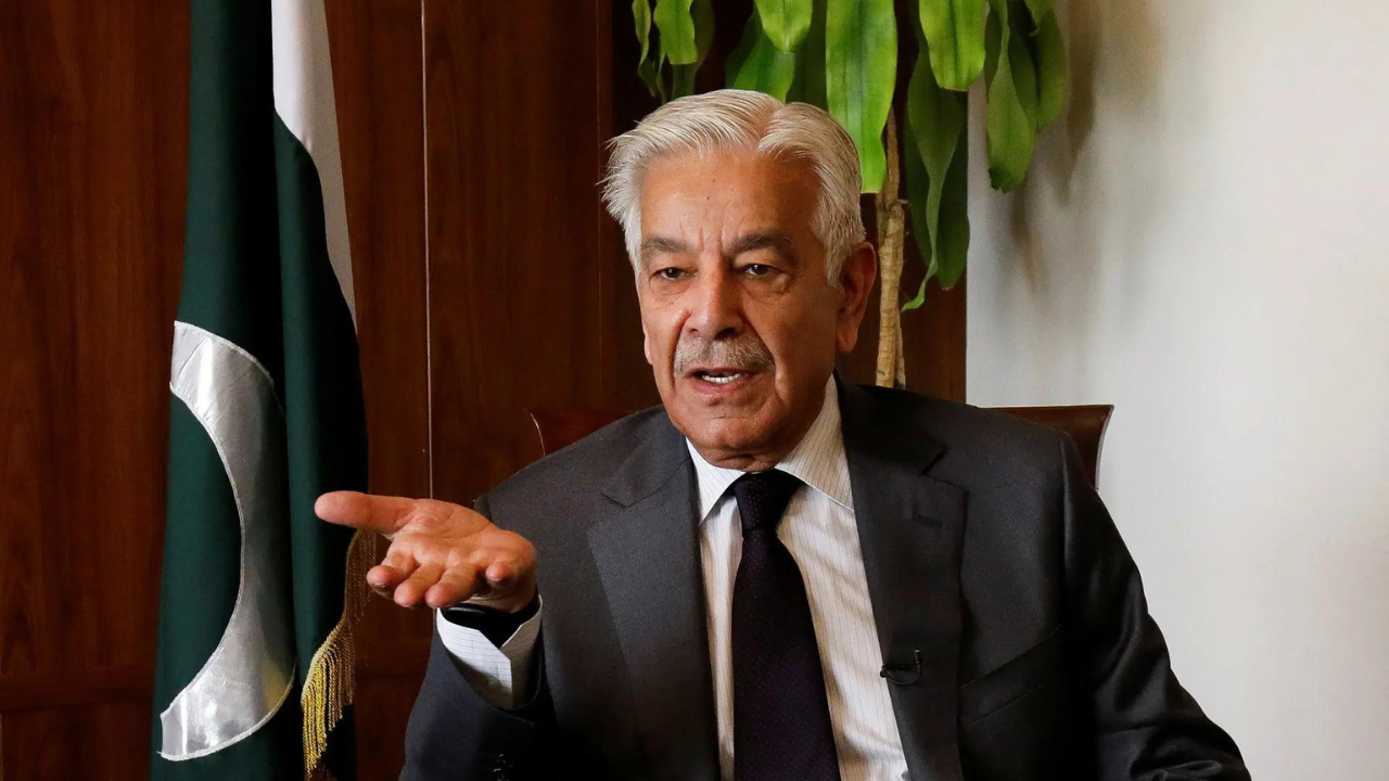 Pakistan minister's throat-cut gesture to Afghan journalist backfires - video
