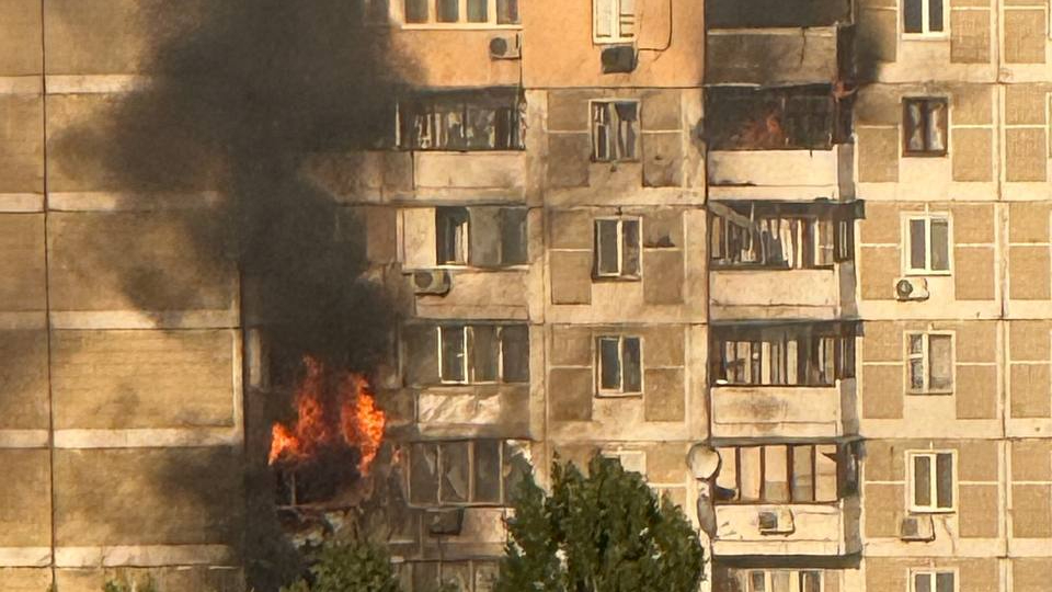 Russian drone hits residential building in Kyiv, injuring woman – video