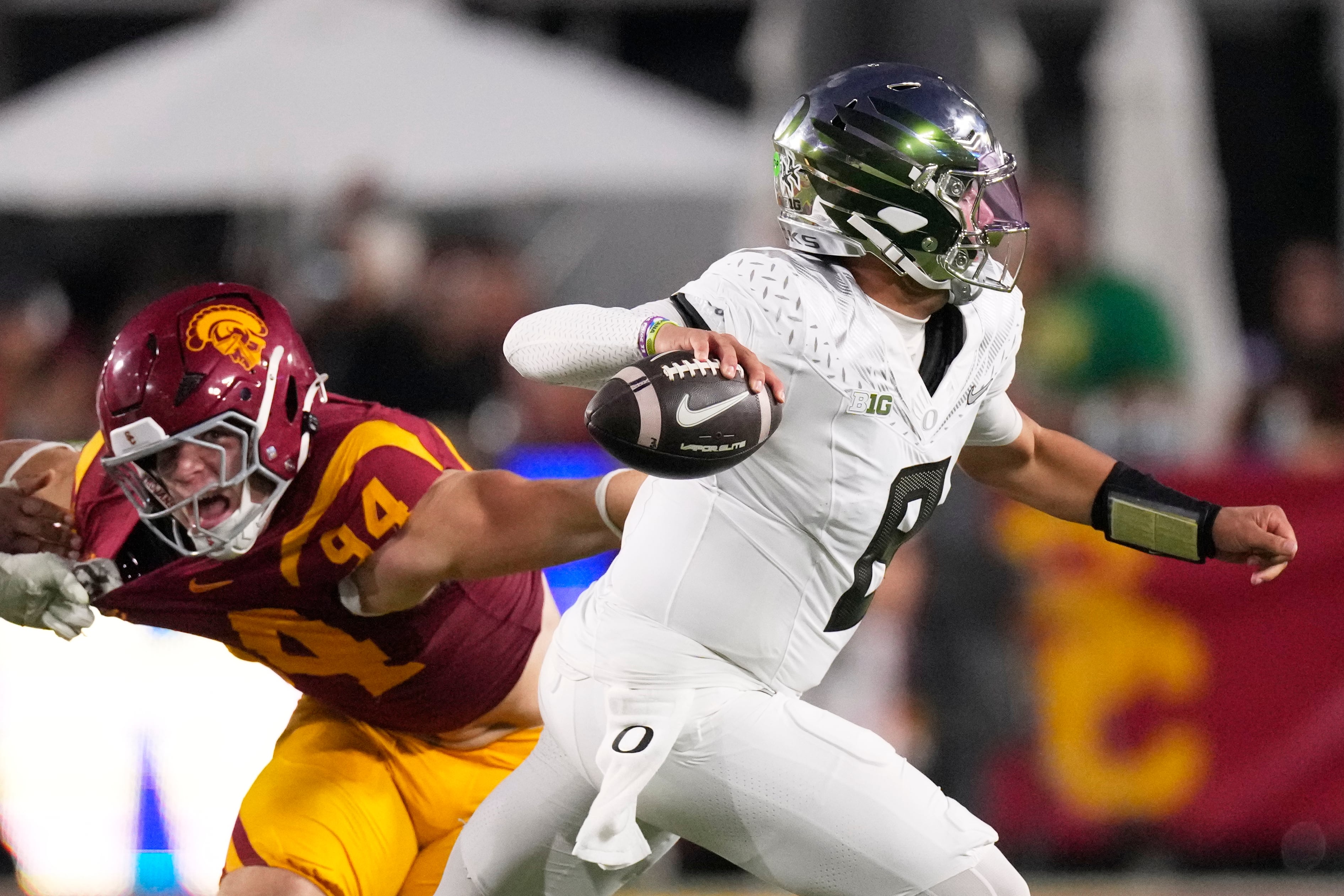 Dylan Raiola leads No. 20 Oregon past No. 12 USC 41-27 after Dante Moore's frightening injury