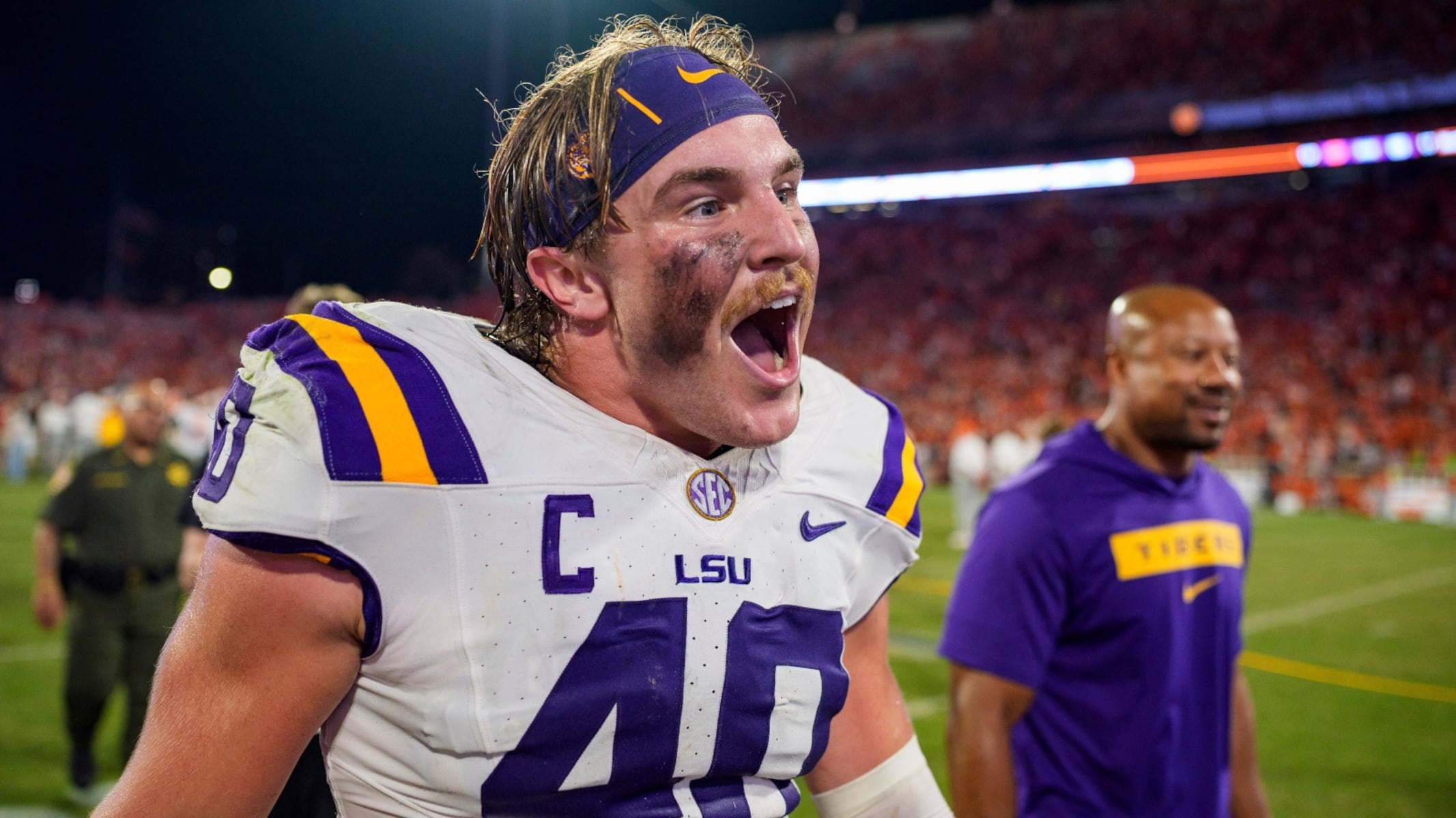 College football LB fractures right leg, return unclear