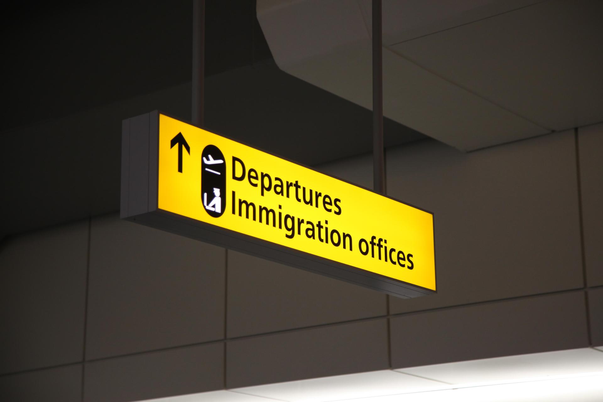 Plan to serve airline meals to deportees divides immigration officials