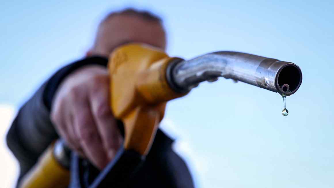 Oil price rise puts more pressure on government bonds