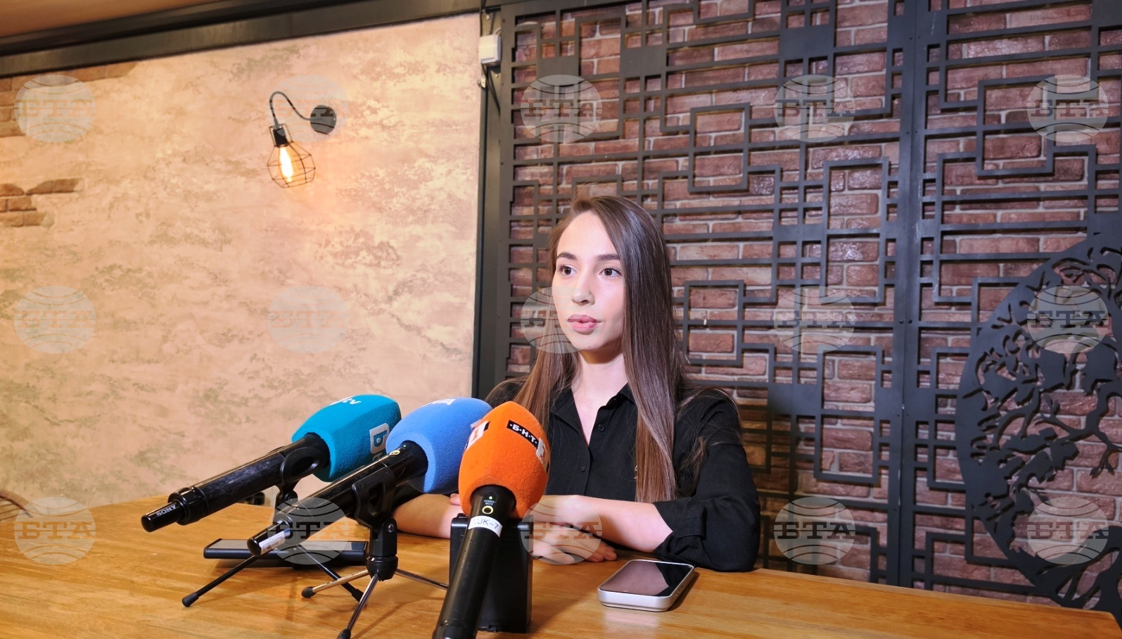 Iva Mihaylova Says Her Health Is Deteriorating, Vazrazhdane MP Angel Georgiev Denied Entry to North Macedonia for Her Hearing