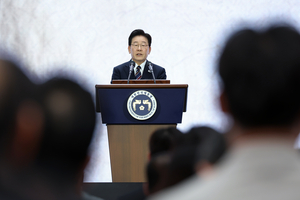 Lee pledges easier voting for Koreans abroad