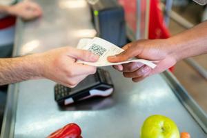 Are there toxic chemicals in your grocery store receipt?