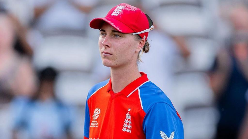 Surrey sign England all-rounder Kemp on multi-year deal