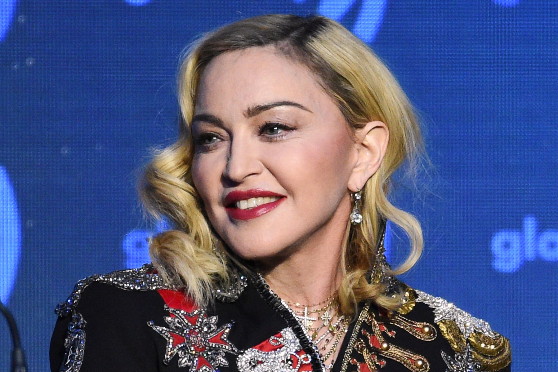 Pop legend prompts concern from fans after ‘she could barely walk up the stairs’