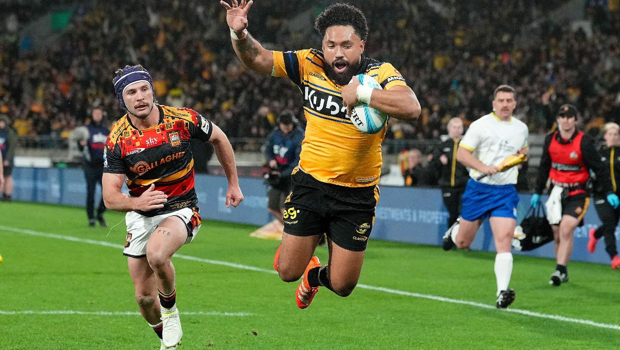 Fehi Fineanganofo to stay in New Zealand; re-signs with Hurricanes