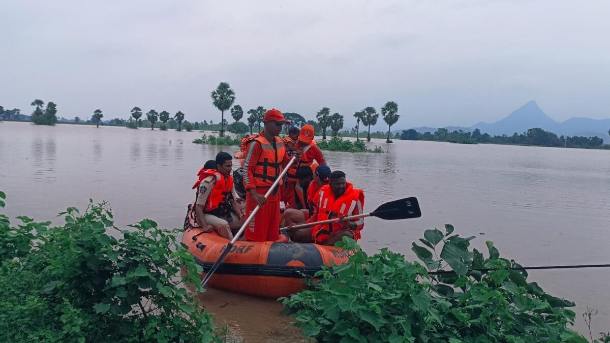 Godavari begins to recede at Dowleswaram, inflow falls to 7.79 lakh cusecs; relief continues in Chintoor