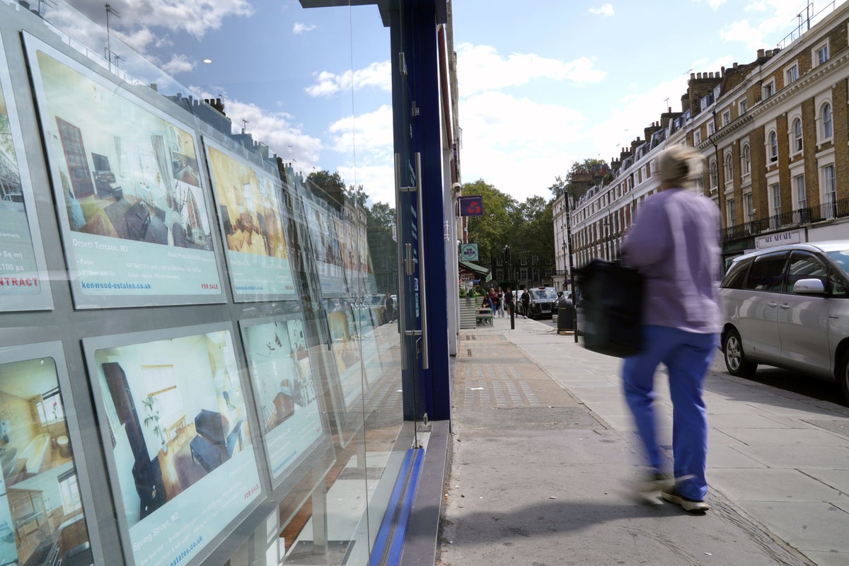 UK mortgage approvals fall to lowest since end of 2023