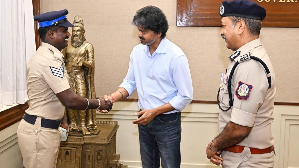 CM Vijay felicitates Coimbatore policeman who held onto gutkha smugglers’ SUV for over 40 km to prevent their escape