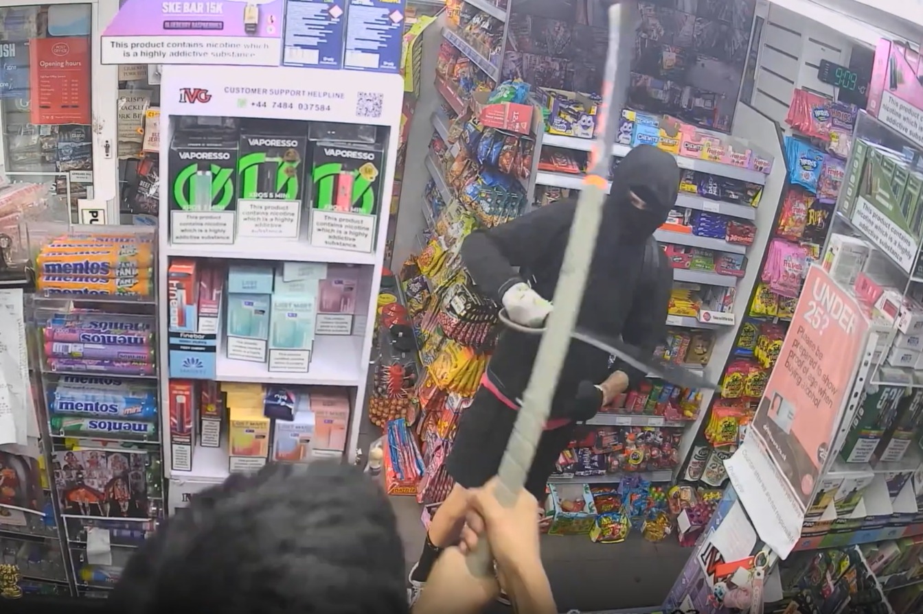 Shocking moment hero shop worker uses hockey stick to fight off machete-wielding thug in chaotic store robbery