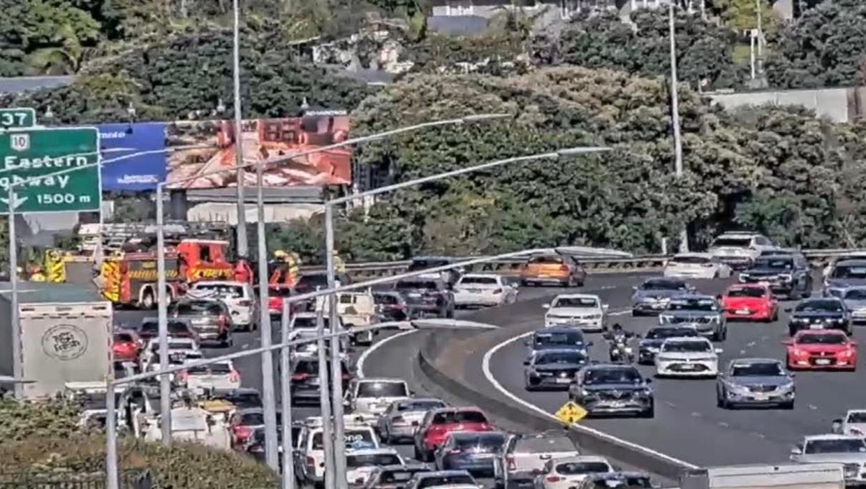 Vehicle fire blocks lane on Auckland’s Southern Motorway