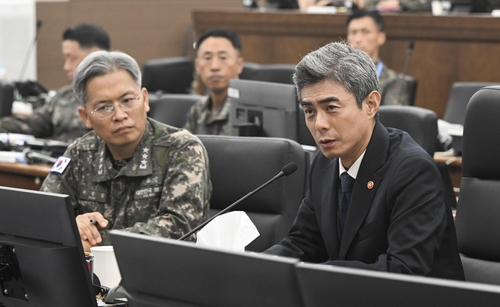 Defense chief visits naval command center to inspect military readiness
