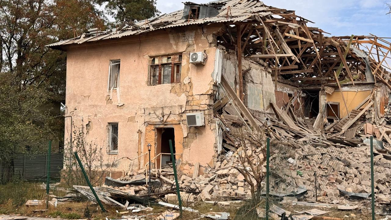Russian forces strike Kramatorsk with guided bombs: three injured, social welfare office destroyed – photos