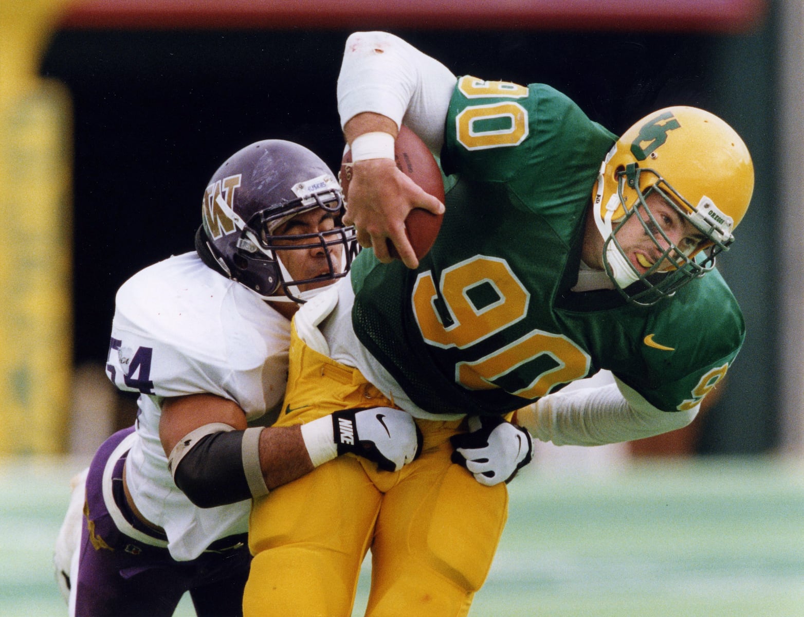A former Ducks, NFL player has this Oregon high school team 4-0 in first season as coach