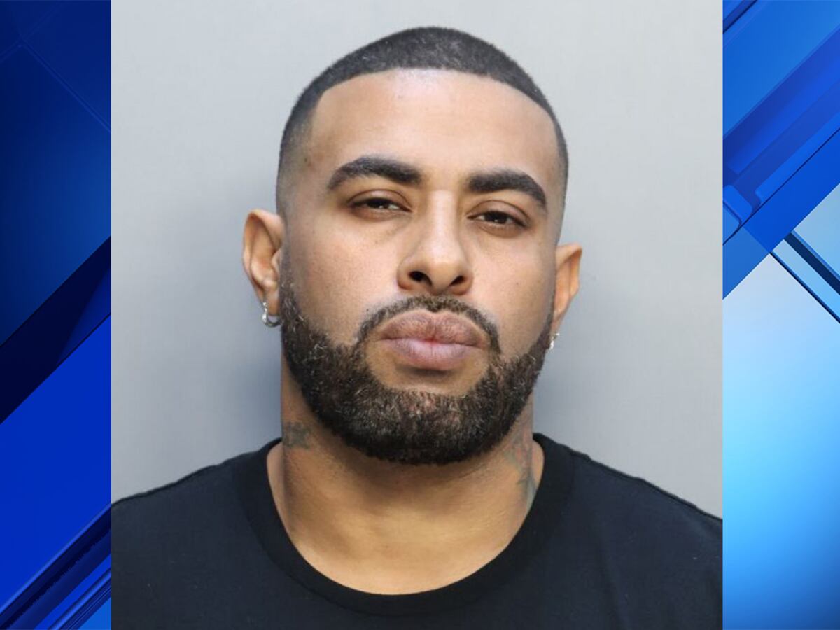 Man facing felony charge for choking teen daughter of live-in girlfriend, cops say