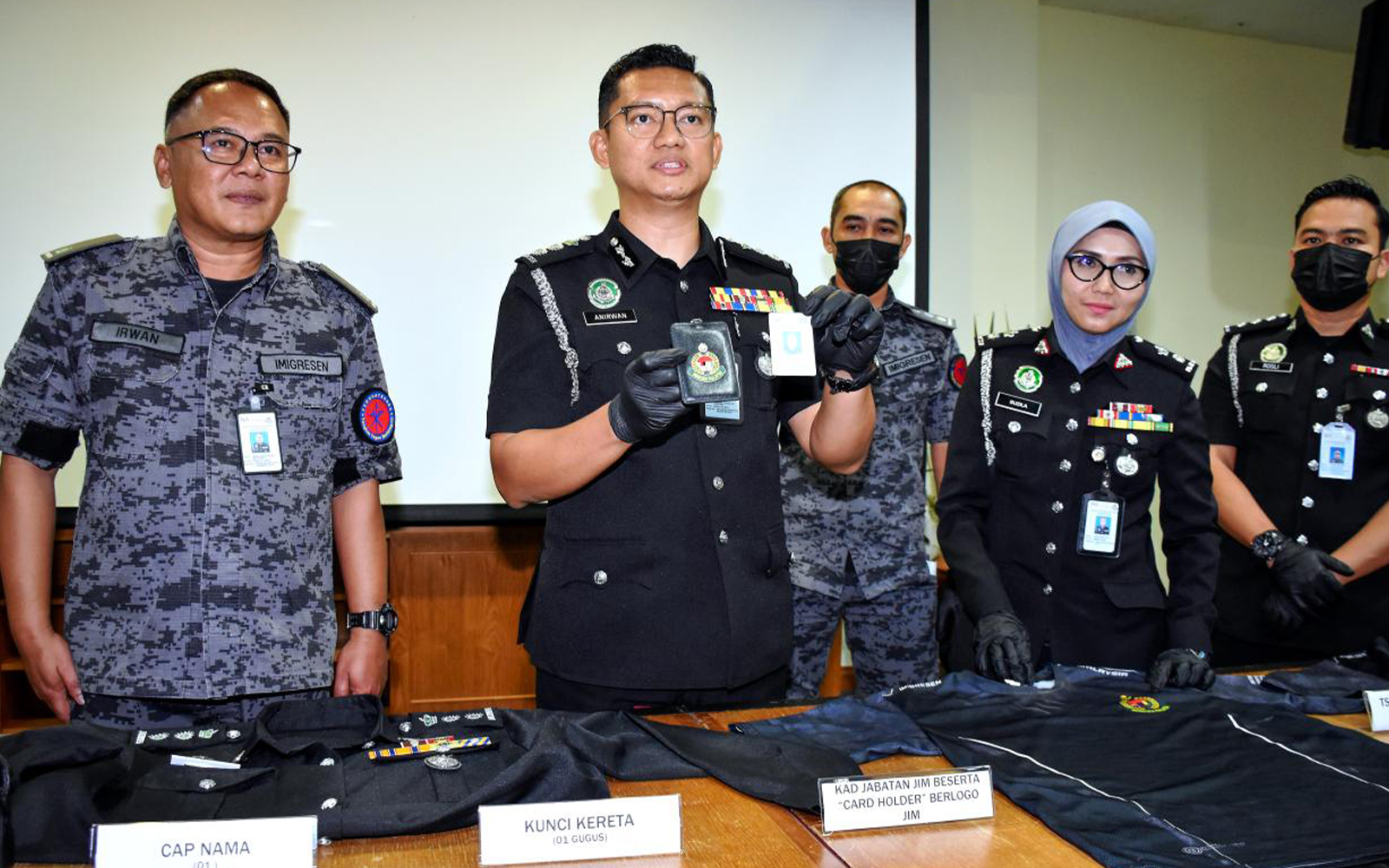 Housewife held for impersonating immigration officer to process work permits