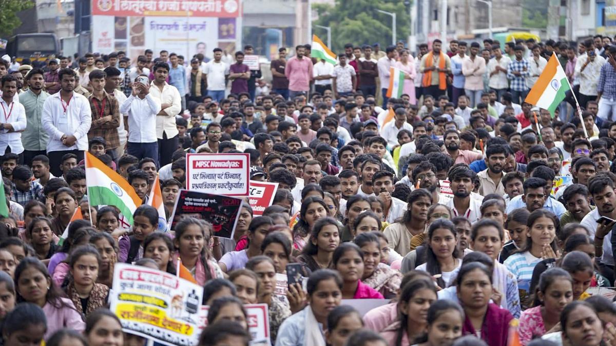 MPSC aspirants suspend October 2 protest after meeting CM Fadnavis; Secretary to be transferred