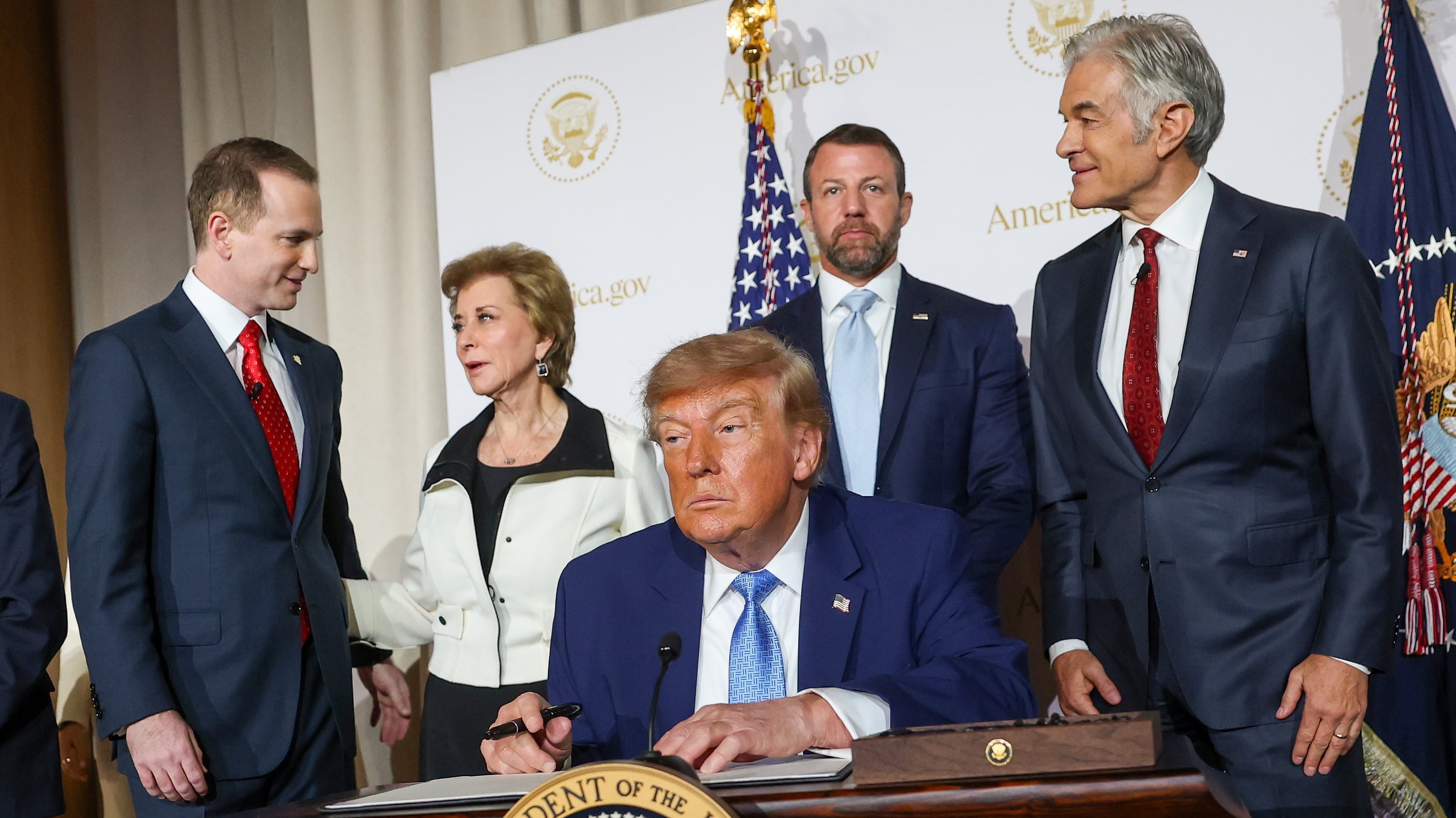 Trump Draws New Health Questions After Dr. Oz Helps Him Sit Down