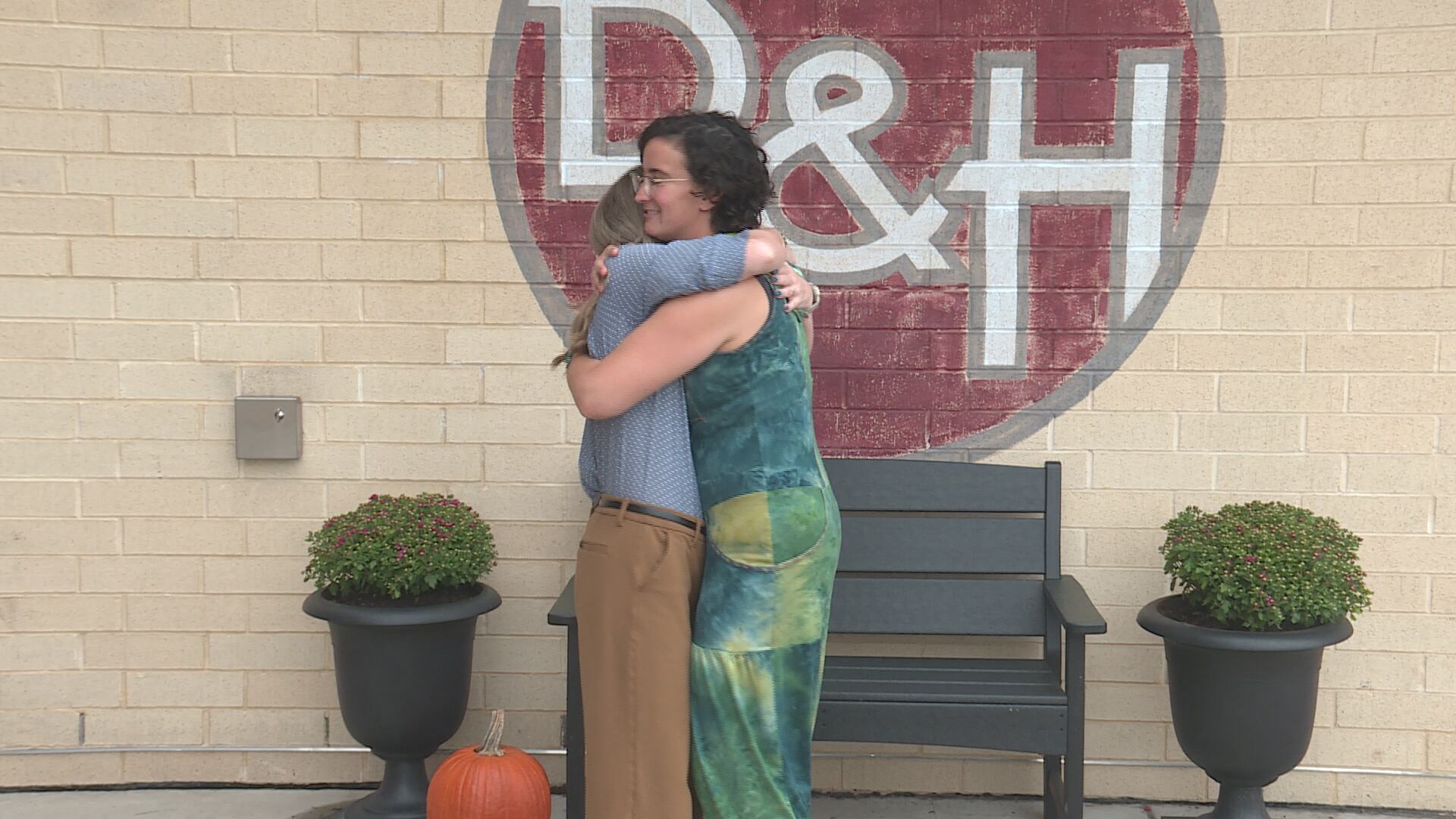 ‘I need help’: Restaurant staff shields and protects woman from man following her on walk