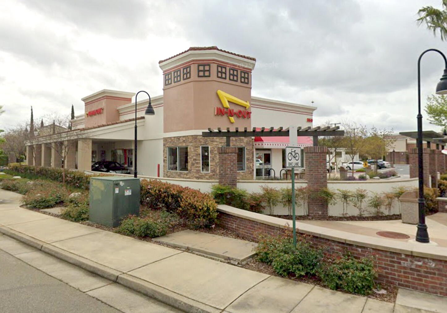 In-N-Out forces Northern California high school football team to delete photos shot at restaurant