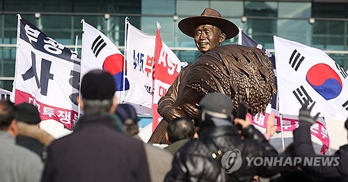 Court dismisses request to remove statue of ex-President Park Chung-hee in Daegu