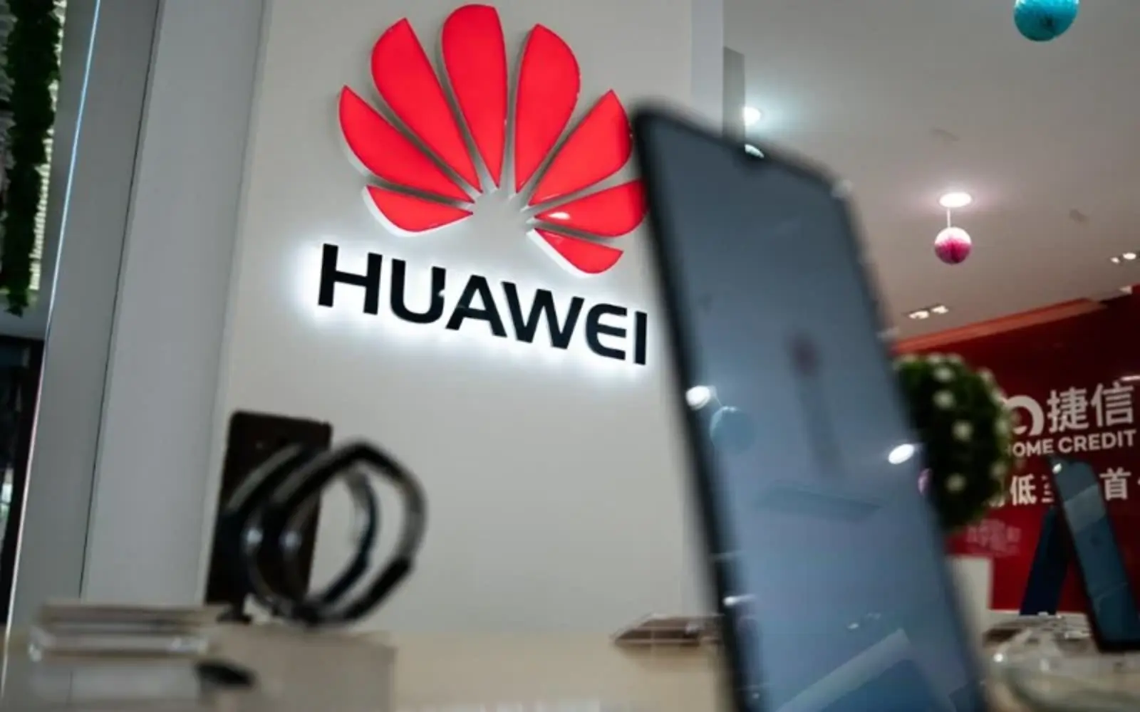 Huawei predicts more smartphone price hikes due to memory crunch