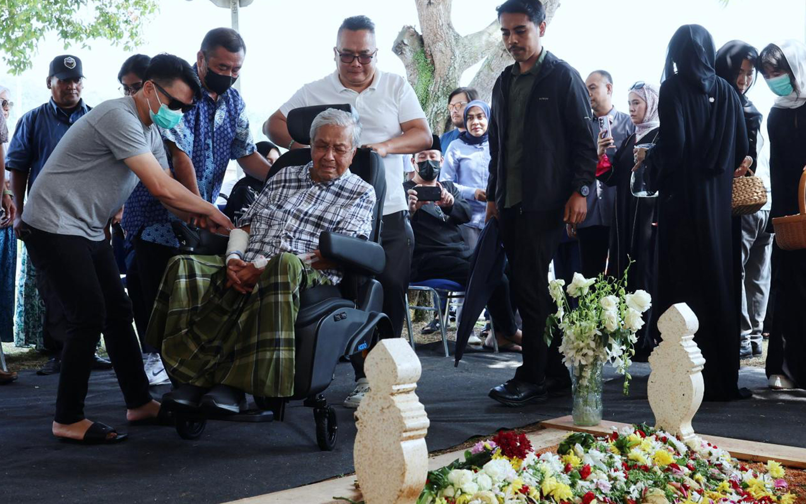 Mahathir visits Hasmah’s grave at Pusara Negara