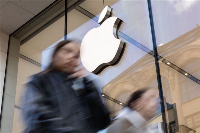 Apple reportedly seeks 20% iPhone 18 OLED price cut despite costlier M16 panels