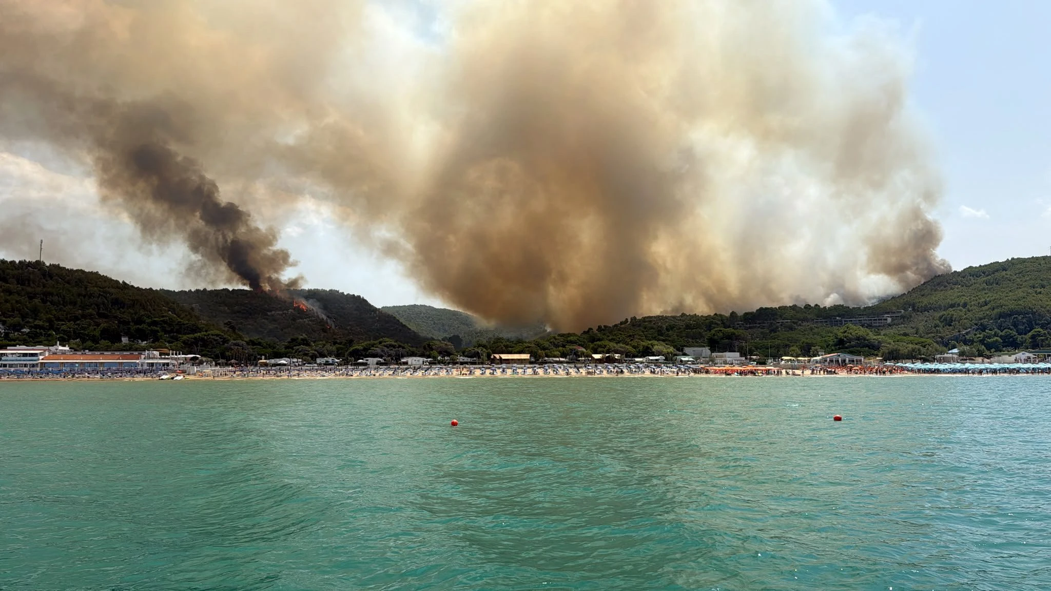 Italienische Adriaküste: 400 Menschen nach Waldbrand mit Schiffen evakuiert