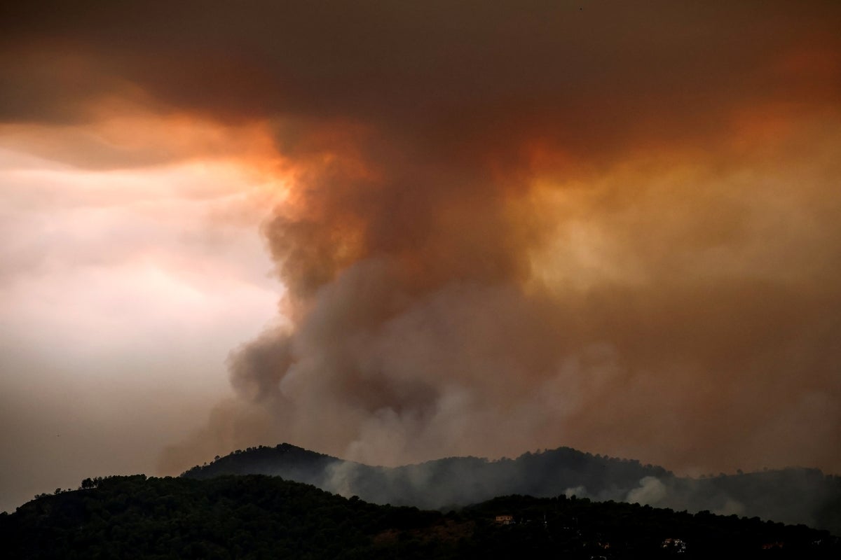 What is a ‘fire cloud’? French firefighters battle inferno so big its generates its own thunderstorms
