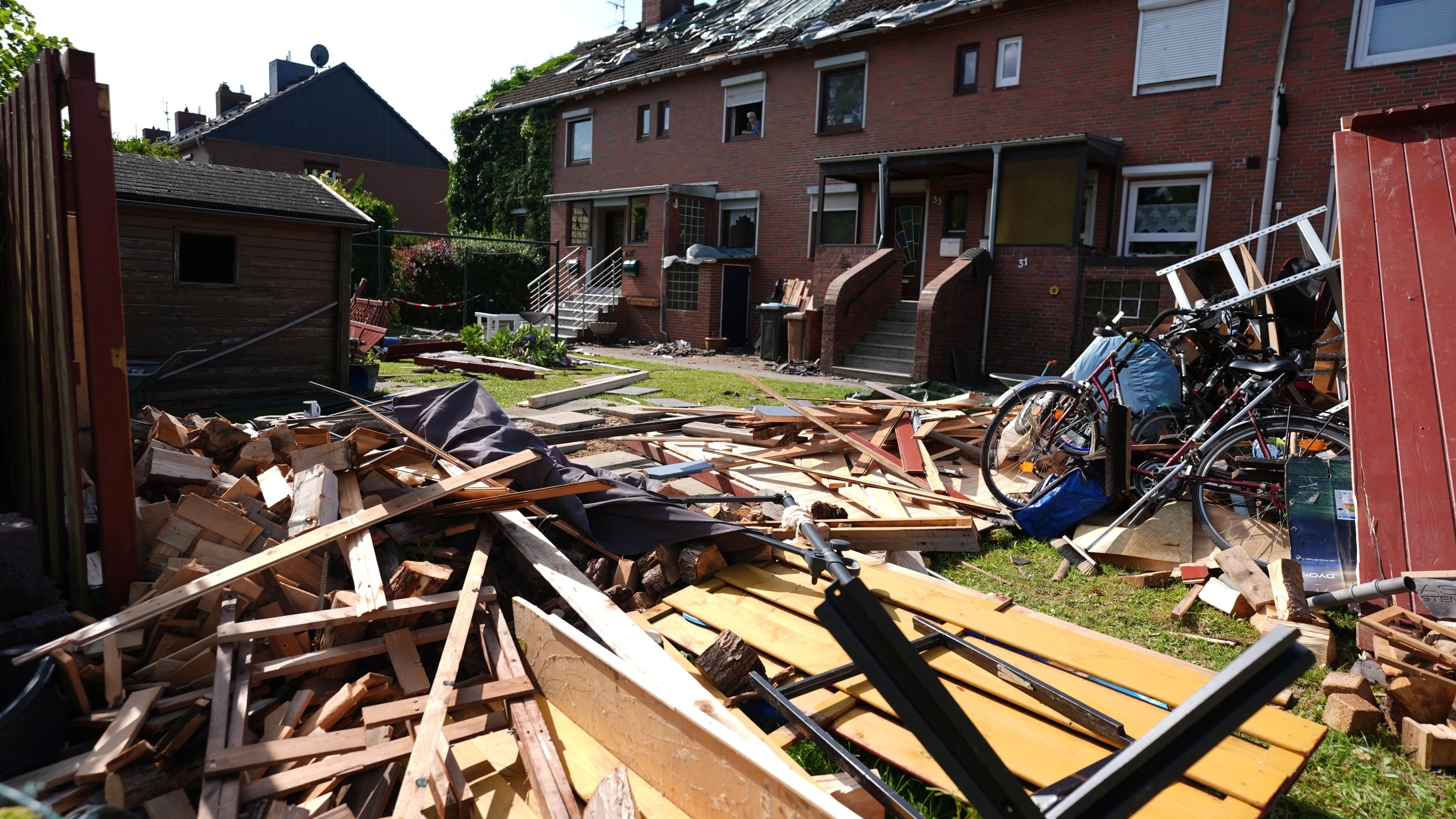 40 Gebäude beschädigt: Möglicher Tornado verursacht schwere Schäden in Glückstadt