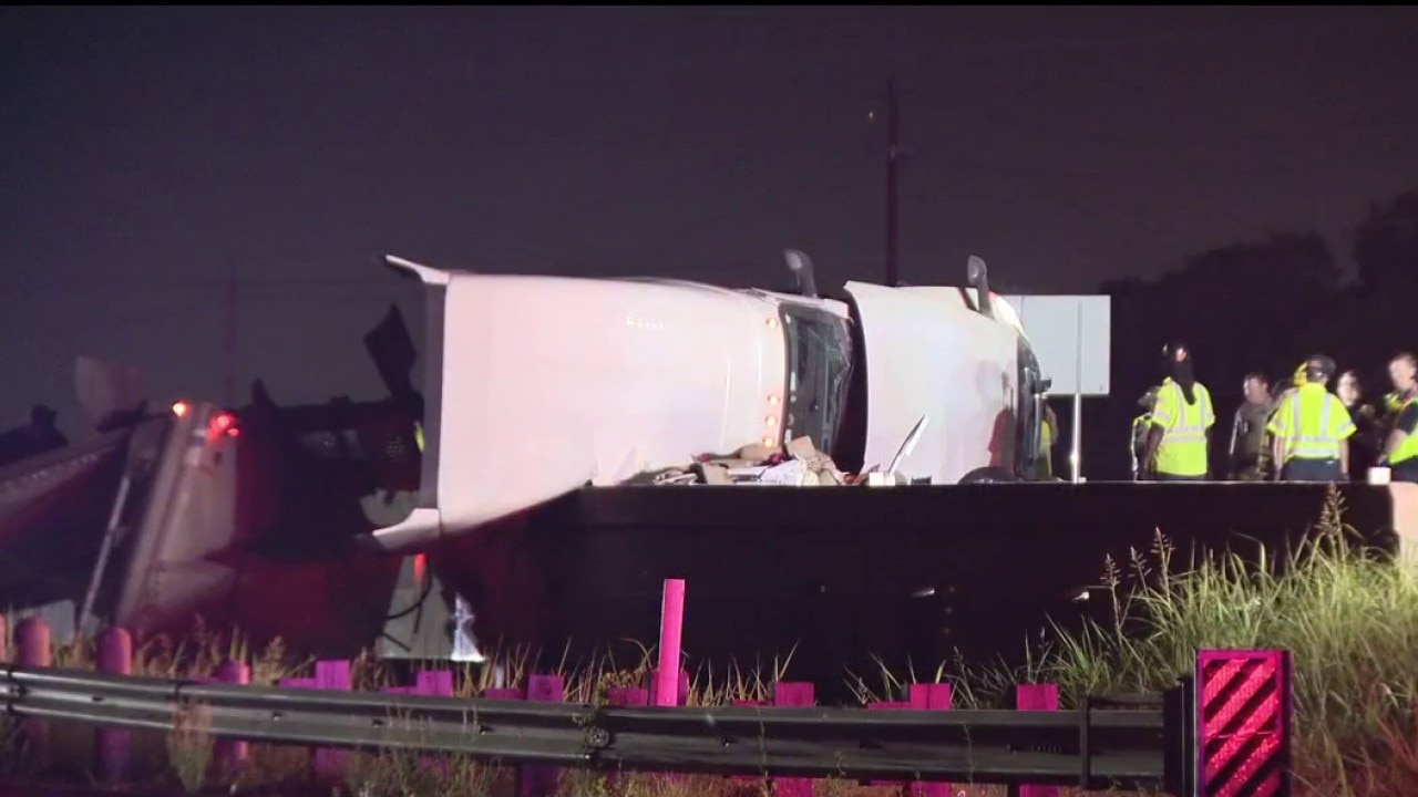 3 dead after 18-wheeler hits stalled car in Kaufman County