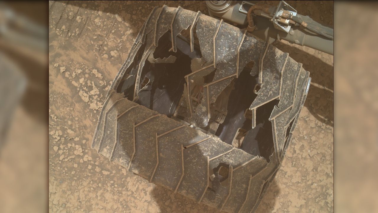 Curiosity Mars rover inspects cracked wheel | Space photo of the day for July 24, 2026