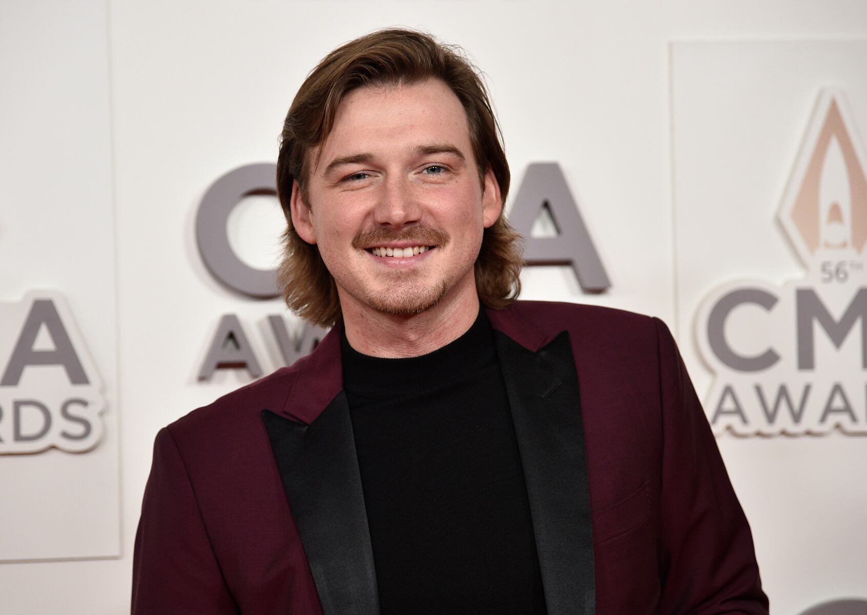 Country star shares photo of twisted ankle injury after greeting fans