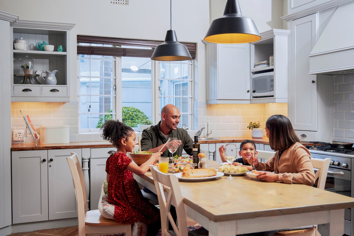 Experts explain if eating dinner earlier leads to better sleep