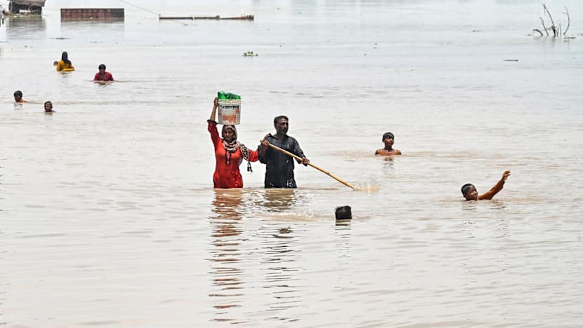 Flooding forces residents to flee homes by boat in Pakistan