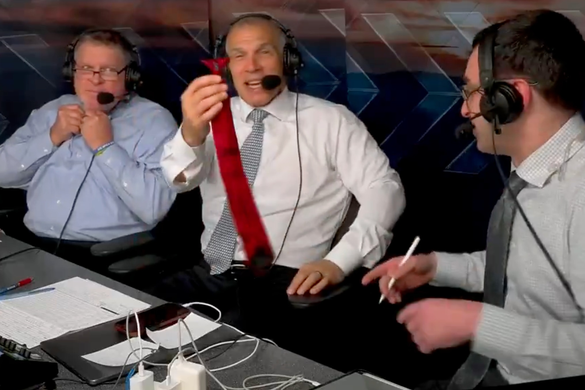 John Kruk ‘can’t get this dang button buttoned’ in wardrobe fiasco during Yankees-Phillies broadcast