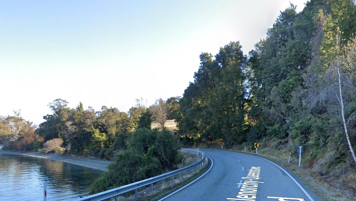 Road closed after bus crashes near Queenstown