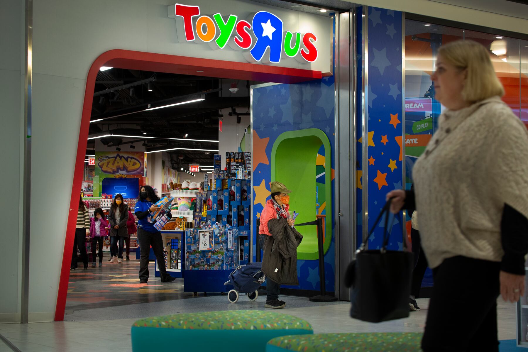 MrBeast lets 100 children go on shopping spree at N.J. Toys ‘R’ Us