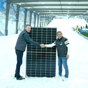 Snowplanet installs 2300 solar panels to cut power grid use by about 30%