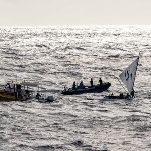 Royal New Zealand Navy frigate rescues six in Hawaii