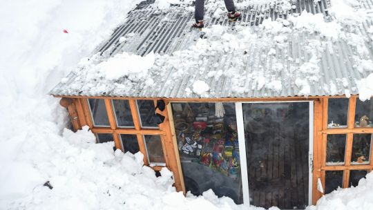 Border crossings shut as heavy snow coats Argentina's side of Andes