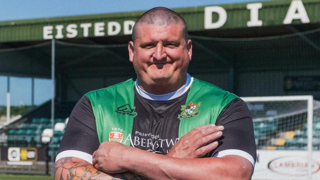 Clwb Pêl-droed Aberystwyth i gydweithio ag un o gogyddion gorau Cymru