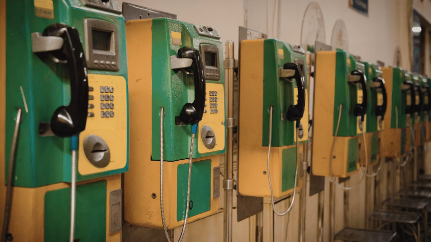 A new AI listens to every prison call and decides who is speaking