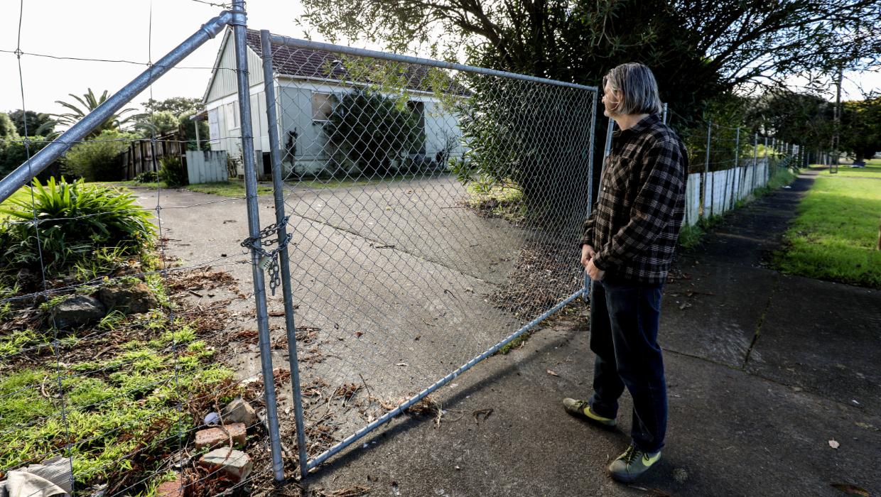 'Left to rot': Auckland residents say Kainga Ora ghost homes attracting illegal dumping