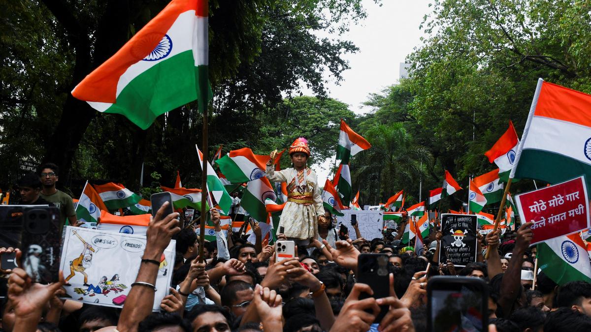 Maharashtra government decides to withdraw FIRs against protesters; police continue investigation
