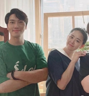 Actress Moon Geun-young weds musical actor in private ceremony