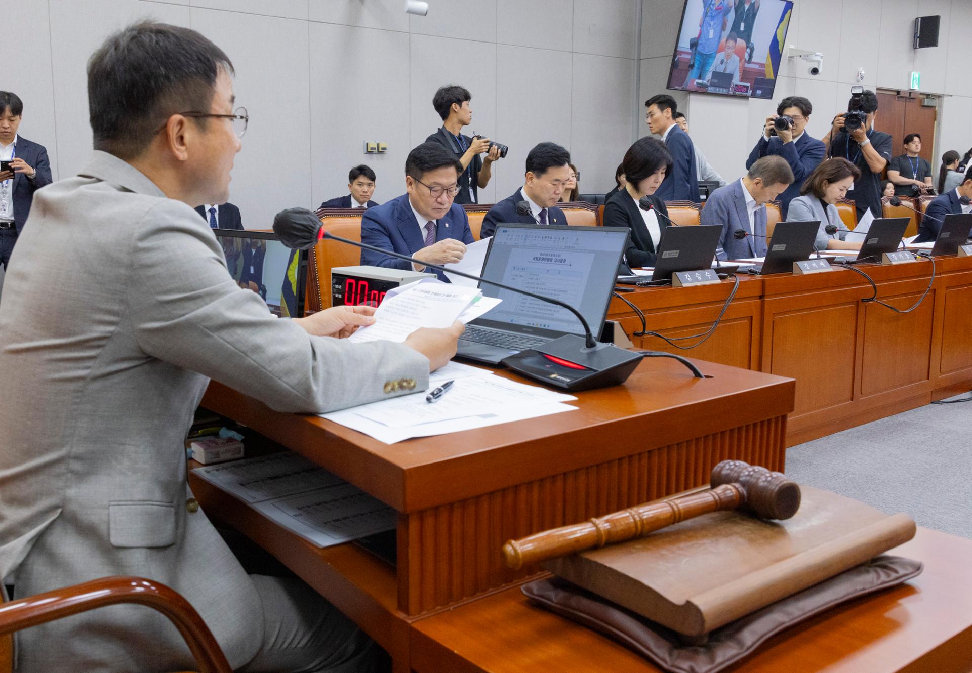 Parliamentary committee approves measure to speed up review of fast-track bills